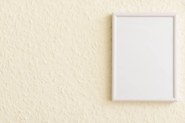 Işık duvarındaki boş fotoğraf çerçevesi