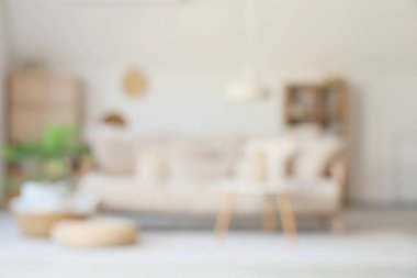 Oturma odası, rahat kanepe, sehpa ve asılı lamba. Bulanık görünüm