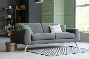 Oturma odasında rahat bir kanepe ve halı.