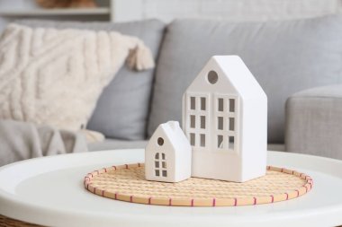 Oturma odasındaki sehpanın üzerindeki dekoratif evler. Yakın çekim.