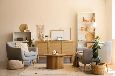 Koltuğu, koltuğu ve sehpası olan şık bir oturma odası.