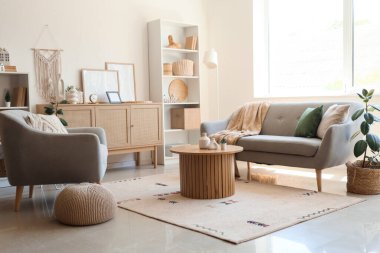 Koltuğu, koltuğu ve sehpası olan şık bir oturma odası.