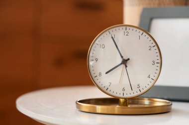 Odadaki sehpadaki altın çalar saat. Yakın çekim.