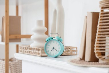 Odada dekorlu turkuaz çalar saat. Yakın çekim.