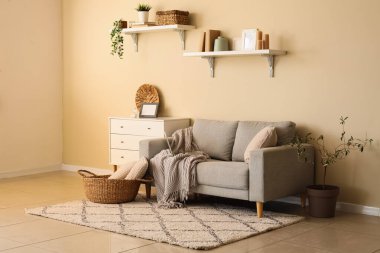 Oturma odasının iç tarafında rahat bir kanepe ve çekmeceler.