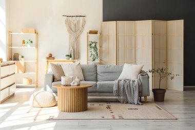 Oturma odasının iç tarafında rahat bir kanepe ve kahve masası var.