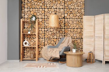 Koltuk, ekose, raf ünitesi ve oturma odasının içindeki kahve masası.