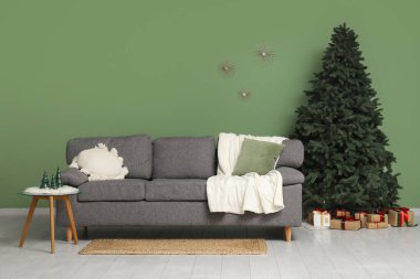 Yastıklı rahat kanepe, sehpa ve hediyeli Noel ağacı.