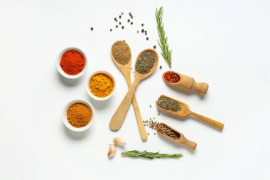 Hafif arka planda aromatik baharatlar ve taze biberiyeli kompozisyon