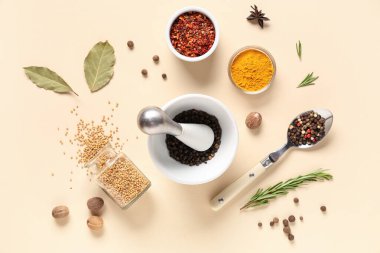 Renkli arka planda taze baharatlı kompozisyon