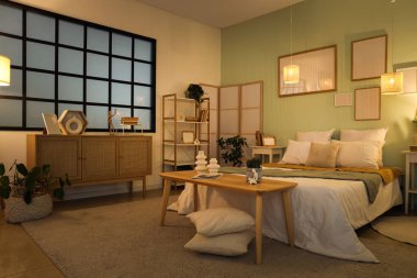 Çekmeceler, rahat yatak, banklar ve yastıklar yatak odasının içinde.