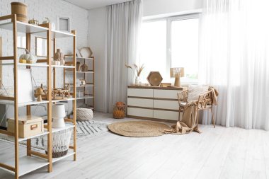 Çekmeceli, şifoniyerli ve raflı oturma odasının içi.