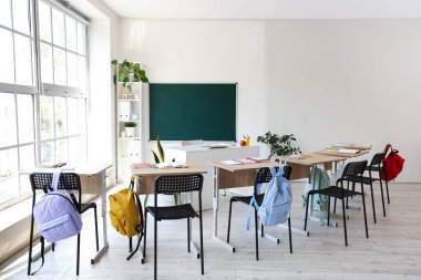 Okul sıraları ve temiz karatahtayla dolu boş sınıfın içi