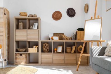 Boş sehpa ve ahşap raf üniteleriyle aydınlık oturma odasının içinde.