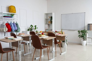 Okul sıraları ve temiz tahtası olan boş sınıfın içi