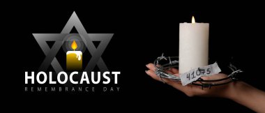 Yanan mumlu kadın eli, mahkum numarası ve koyu arkaplanda dikenli tel. Uluslararası Soykırım Anma Günü