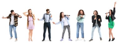 Beyaz arka planda mikrofonları olan şarkı söyleyen insanlar.