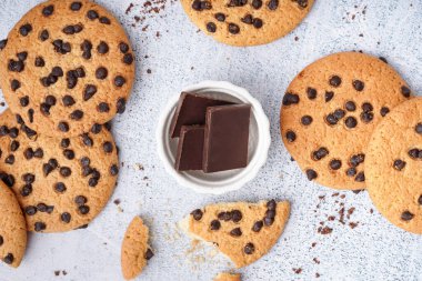 Beyaz arka planda çikolata parçalı lezzetli kurabiyeler