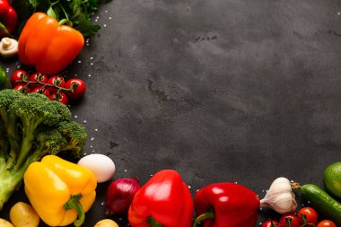 Siyah arka planda taze sebzeler