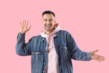 Pembe arka plandaki mutlu genç adam