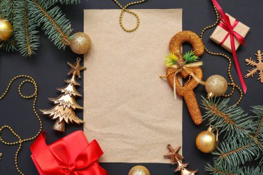 Siyah arka planda boş Noel kartı olan güzel kompozisyon