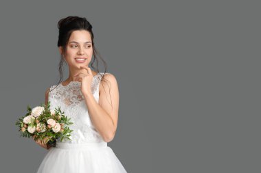 Koyu arkaplanda düğün buketi olan güzel bir gelin.