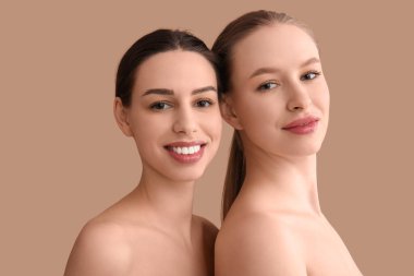 Kahverengi arka planda güzel genç kız kardeşler