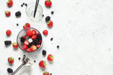 Beyaz arka planda taze meyve püresi hazırlamak için el blenderi ve farklı meyveler.