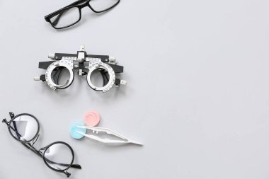 Gözlüklü optik deneme çerçevesi ve beyaz arka planda kontakt lensler için ayarlı