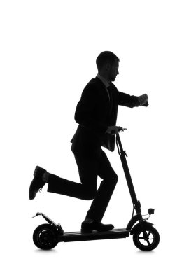 Beyaz arka planda kol saatine bakan elektrikli scooterlı bir iş adamı silueti.
