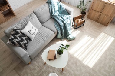 Rahat kanepe, sehpa ve dergi tutacağı olan oturma odasının içinde.