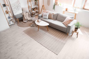 Oturma odasında rahat bir kanepe, sehpa ve bank var.