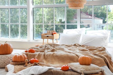 Yatak odası, yatak odası, balkabağı ve masa.