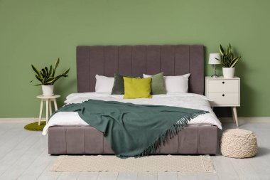 Yatak ve komodinli, modern, rahat yatak odası.