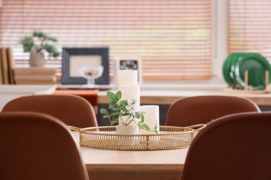 Mutfağın içinde mumlar olan ahşap yemek masası, yakın plan.