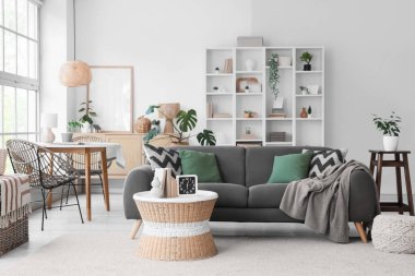 Gri kanepesi ve sehpası olan modern bir oturma odası.