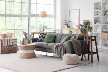 Gri kanepesi ve sehpası olan modern bir oturma odası.