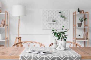 Rafları, masası ve sandalyeleri olan modern bir oda.