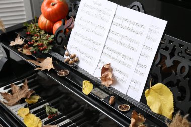 Piyanoda müzik notaları ve sonbahar dekorasyonu. Yakın çekim.