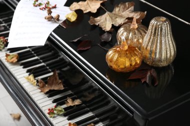 Süslü piyanoda cam balkabakları. Yakın çekim.