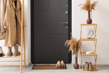 Giysilerle dizilin, raflarla ve koridordaki paspaslarla.