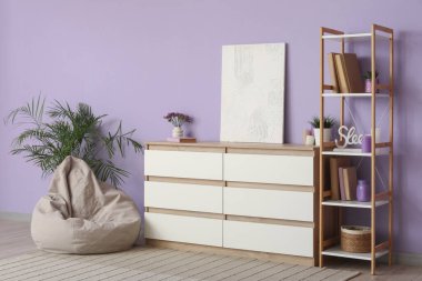 Rahat puf, çekmece sandığı ve oturma odasının şık iç kısımlarında raf ünitesi.