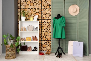 Manken, katlama ekran ve raf üniteli soyunma odasının içi