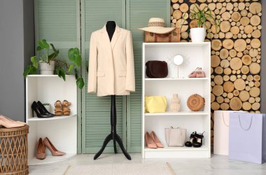 Manken, katlama ekran ve raf üniteli soyunma odasının içi