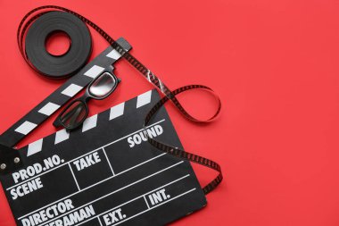 Kırmızı arka planda film makarası olan film alkışları