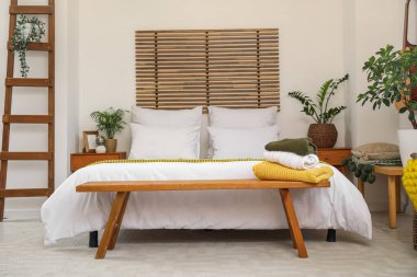 Yatak odasının içi şık ve merdiveni var.