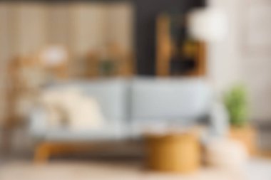 Gri kanepeli, raflı, kahve masalı, bulanık manzaralı modern oturma odası.