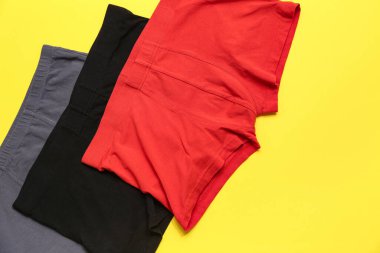 Sarı arka planda şık erkek şortları