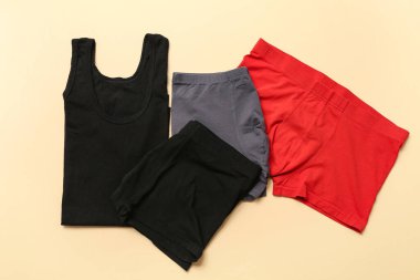 Bej arka planda şık erkek iç çamaşırı