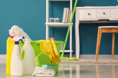 Odadaki temizlik malzemeleri.